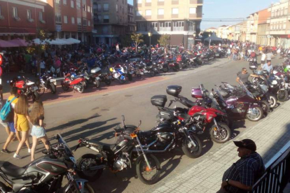 Veguellina de Órbigo se convierte durante tres días en un referente nacional en el mundo de las motos. ISIDRO