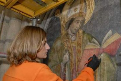 Natalia Martínez de Pisón trabaja en la restauración del mural de Nicolás Francés, situado en la cap