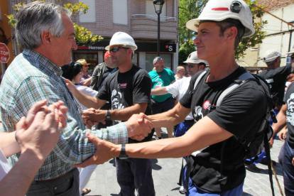 Ángel Suárez recibe  a los mineros durante la III Marcha Minera. NOBERTO