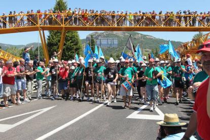 Mineros con la bandera de Asturias durante la III Marcha Minera. NOBERTO