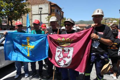 Mineros con las banderas de Asturias y León durante la III Marcha Minera. NOBERTO