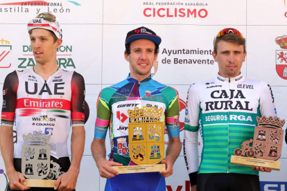 El británico Simon Yates (en el centro) logró la victoria en la Vuelta ciclista a Castilla y León. J. GARCIA