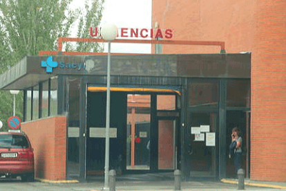 Entrada al área de Urgencias del Hospital del Bierzo. L. DE LA MATA.