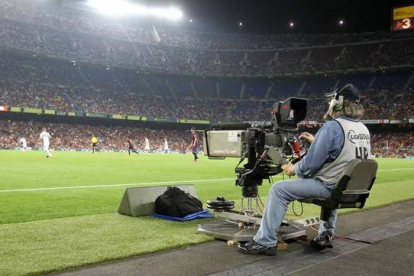 Un cámara, en el Camp Nou.