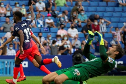 Lemar celebra su gol al Espanyol en el minuto 99 que servía para remontar el encuentro. FONTCUBERTA