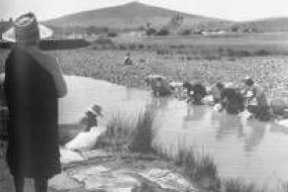 Mujeres lavando en el río en una instantánea tomada por el leonés Ángel López Quintás