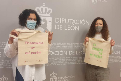 Las concejalas Carolina López y Susana Folla con las bolsas que se repartirán en las zonas rurales. DL