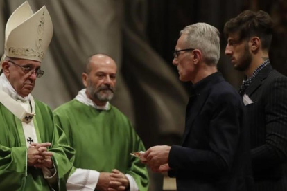 Un momento de la ceremonia oficiada por el Papa Francisco con reclusos penitenciarios en la basílica de San Pedro.
