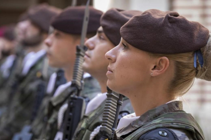 Una mujer soldado de la base del Ejército de Tierra en Valencia