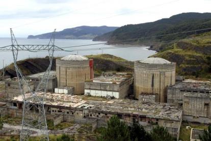 Aspecto actual de la central nuclear de Lemóniz o Lemoiz, en Vizcaya. Ni llegó a funcionar ni nunca fue desmantelada.