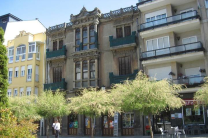 El edificio Villarejo encajonado entre otros más modernos. CEBRONES