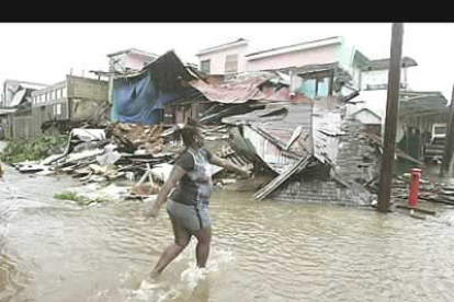 Las grandes olas, las fuertes lluvias y los vientos de más de 200 kilómetros por hora sacudieron a la isla.