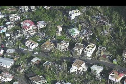 Solo en St. Andrews, el parlamentario de esa localidad podrían haber muerto 24 personas y de que el 90 por ciento de los edificios han resultado seriamente dañados o destruidos.