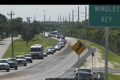 Caravanas de coches se amontonan en las carreteras de los Cayos de Florida abandonando el lugar por miedo a la llegada de «Ivan».