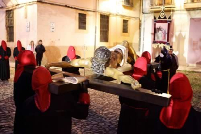 Los hermanos cofrades de Nuestro Señor Jesús de la Redención portan la imagen del Cristo Crucificado, en la plaza del Grano.