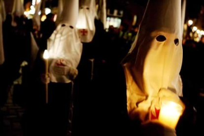 La solemnisdad de la procesión de las Llagas de Cristo, organizada por la Cofradía del Santo Sepulcro.