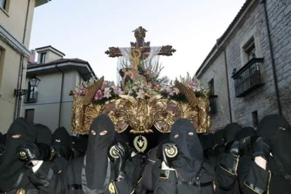 La Piedad de Angustias, obra renacentista del siglo XVI, durante la procesión de la Pasión.