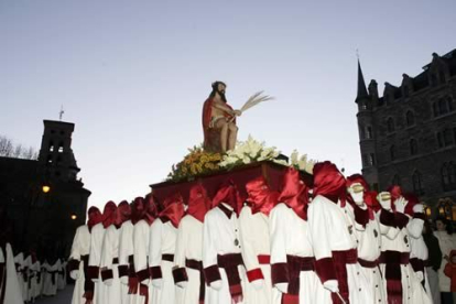 Paso de la Coronación de Espinas, de Benllera, se sumó también al Rosario del Lunes Santo.