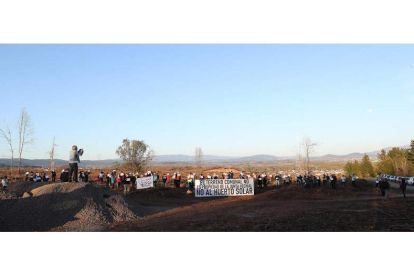 Un momento de la protesta de ayer en la zona talada para el proyecto de huerto solar en Otero. ANA F. BARREDO