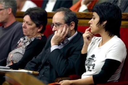 Los diputados de la CUP Gabriela Serra, Antonio Baños y Anna Gabriel, en el Parlament.