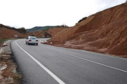 La carretera entre Fresnedo y Fabero estaba ayer cortada en un carril por la caída de tierra.
