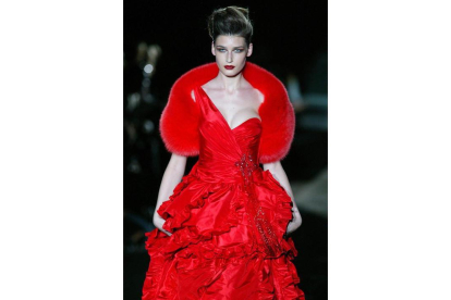 Modelo vestida con el icónico color rojo Valentino. EFE