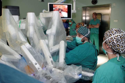 Un momento de la primera intervención quirúrgica realizada con el nuevo robot 'Da Vinci' en el Hospital del León. Esta nueva tecnología ya está operativa en otros tres centros y en los próximos días comenzará a operar