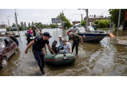 Los equipos de rescate evacuan a los residentes de una zona inundada en Jersón. STAS KOZLIUK
