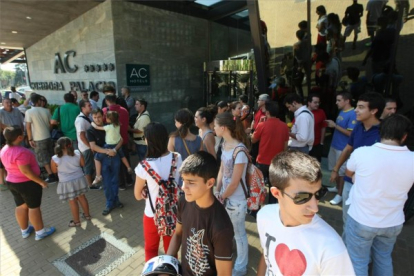 Aficionados esperando, esta tarde,la llegada de Rafael Nadal al hotel Córdoba Palacio. Foto: A.J. GONZÁLEZ