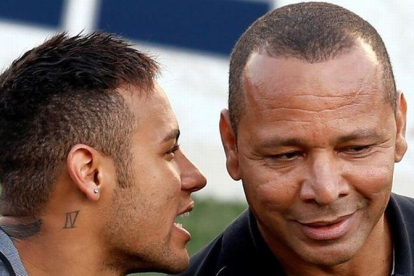 Neymar susurra una confidencia a su padre