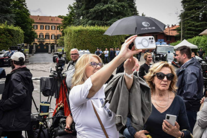 Una mujer se hace un selfi ante la villa de Berlusconi. MATTEO CORNER