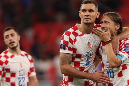 Modric, emocionado, celebra junto a sus compañeros de selección el pase de Croacia a octavos. BOZOGLU