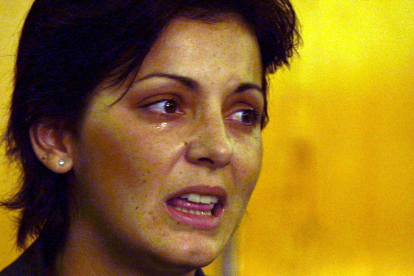 Una emocionada Nevenka Fernández, durante una rueda de prensa de 2002. RAQUEL P. VIECO