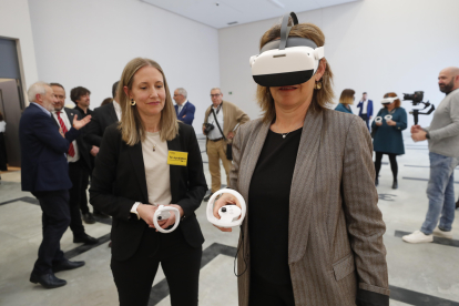 Teresa Ribera probó las gafas de realidad virtual de la experiencia inmersiva 'Enciende la térmica'. L. DE LA MATA