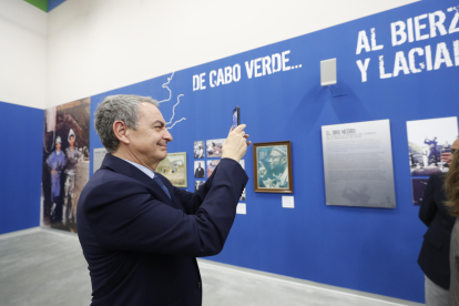 Zapatero tomó fotos de la exposición sobre los mineros caboverdianos. L. DE LA MATA