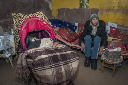 Una anciana con un bebé en un refugio de Kiev.  VASILIY ZHLOBSKY