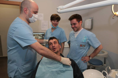 Los odontólogos preparan a uno de los usuarios del centro, ayer.
