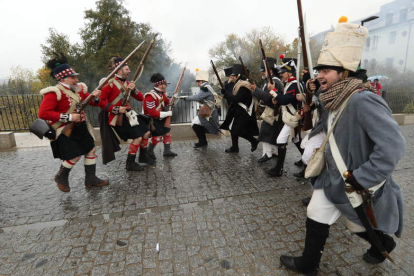 ‘Highlanders’ escoceses, con falda y casaca roja, tratan de contener a los franceses. L. DE LA MATA