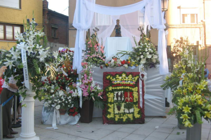 La Virgen patrona de La Robla descansará en la parroquia de San Roque hasta este domingo.