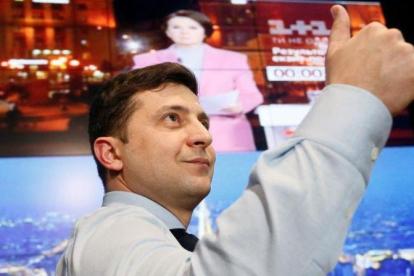 El actor y candidato a la presidencia de Ucrania Volodymyr Zelenskiy saluda a sus seguidores, el 31 de marzo del 2019 en Kiev, tras conocer los resultados de la primera vuelta de las elecciones.