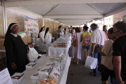 Un año más, el numeroso público disfrutó con una feria de productos que se elaboran en los conventos de clausura de muchas de las provincias de la geografía española. CAMPOS
