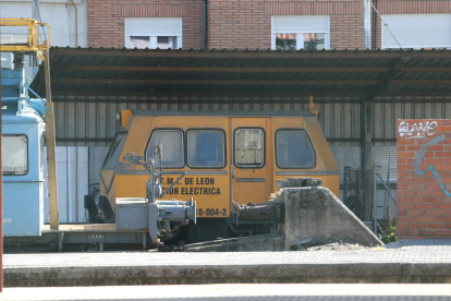 La dresina, bajo un hangar de chapa, estacionada en la estación de Renfe de Ponferrada.