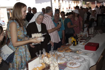 Un año más, el numeroso público disfrutó con una feria de productos que se elaboran en los conventos de clausura de muchas de las provincias de la geografía española. CAMPOS