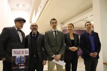 El consejero de Cultura y Turismo, Javier Ortega Álvarez, presenta el documental 'Pasaje de Ida' en el museo etnográfico de Castilla y León. MARÍA LORENZO