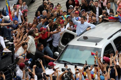 Guaidó saluda a los asistentes a un mitin en la ciudad venezolana de Carrizal.