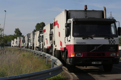 Camiones a la puerta de una d e las plantas en la huelga de 2015. MARCIANO PÉREZ