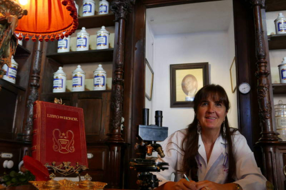 María José Alonso, actual titular de la farmacia Merino, que compró su padre en los años treinta del siglo pasado.