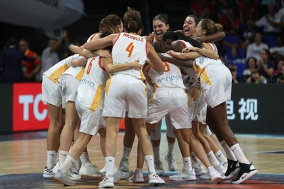 La jugadoras de la selección española celebran su victoria sobre el combinado de Bélgica a la finalización del encuentro por la medalla de bronce del la Copa del Mundo de Baloncesto Femenino FIBA 2018 disputado en el Santiago Martín Arena de Tenerife.