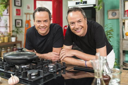 Los chefs Sergio y Javier Torres, en el programa de TVE-1 Torres en la cocina.