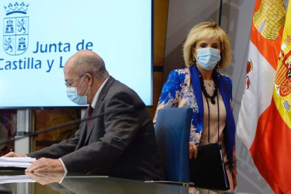El vicepresidente, Francisco Igea, y la consejera, Verónica Casado, ayer en rueda de prensa . NACHO GALLEGO